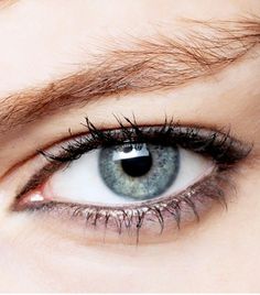 How you apply eyeliner can make a difference in how large or small your eyes lookClick here for three tricks every girl with small eyes should know Eyeliner For Small Eyes, Eyeliner Tricks, Brown Eyeliner Pencil, Makeup For Small Eyes, Brown Liquid Eyeliner, Smudged Eyeliner, Small Eyes