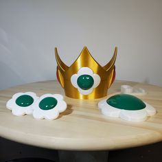 This is my take on the crown, jewel and earrings worn by Princess Daisy from the Super Mario Bros. franchise. The 3D models were all made by me, inspired by various screenshots and fan-art pieces of the popular Nintendo character. The pieces will be printed in PLA, then lovingly post processed and hand painted using various methods refined over years of printing and surfacing plastic. The earrings can be made for regular pierced ears or clip-on earrings, just let me know! The earring hooks and a Princess Daisy Halloween Costume, Princess Daisy Cosplay, Princess Peach Crown, Princess Daisy Costume, Daisy Cosplay, Mario Princess Daisy, Daisy Costume, Racing Outfit, Mario Cosplay