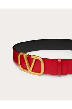 Valentino Garavani VLogo Signature reversible belt in glossy Calfskin leather.- VLogo Signature buckle with Antique Brass finish- Dimensions: 40 mm / 1.6 in.- Made in Italy Designer Leather Belt With Logo, Elegant Leather Belt With Logo, Luxury Leather Belt With Logo Strap, Designer Leather Belt With Logo Strap, Black Pure, Reversible Belt, Brass Finish, Valentino Garavani, Antique Brass