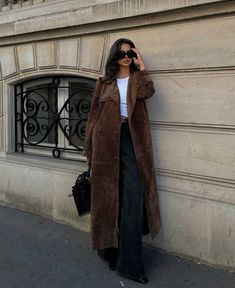 fall, fall outfit inspo, fall outfit, fall trends, suede, parisian, camilke despres, #fall #falloutfitsforwork #falloutfitideas Winter Mode Outfits, Brown Trench Coat, Trench Coat Outfit, Winter Street, Coat Outfit, Suede Coat, Fall 24, Fall Fits