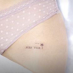 a woman's stomach with the word pura vida tattooed on it