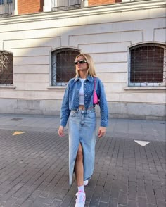 Satin Midi Skirt Outfits Summer, Midi Skirt Outfits Summer, Long Denim Skirt Outfit, Summer Dress Trends, Double Denim Looks, Outfits New York, Midi Skirt Outfit, Denim Skirt Outfits