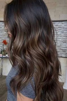 Los tonos de mechas más favorecedores para las chicas morenas | Nueva Mujer Rambut Brunette, Brunette Hair With Highlights, Caramel Hair, Balayage Brunette