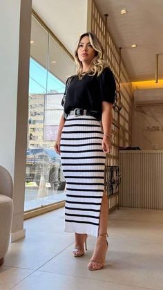 100 Degree Weather Outfits, Professional Outfits Women Summer, Spring Brunch Outfit, Cute Modest Outfits, Stylish Work Attire, Concert Outfits, Office Outfit, Striped Skirt, Classy Casual Outfits