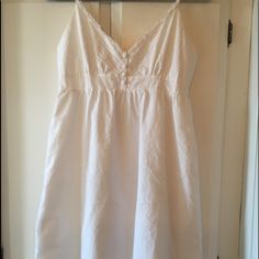 Guess Jeans White Sun Dress, Fully Lined, Never Worn Condition. Cotton. Super Cute Babydoll Dress Outfit, White Sun Dress, Little White Dress, White Sundress, Fits Clothes, Jeans White, Some Girls, Little White Dresses, Sun Dress