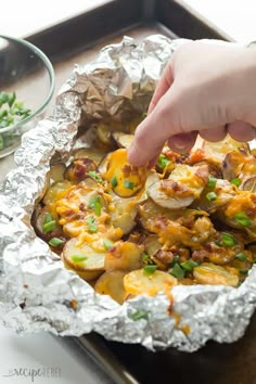 Cheesy Grilled Potatoes with Bacon + VIDEO Make Ahead Camping Food, Chicken Wings Bbq, Potato Packets, Potatoes With Bacon, Foil Packet Potatoes, Grilled Kabob Recipes, Oven Meals, Grilling Recipes Sides, Grilled Fish Recipes