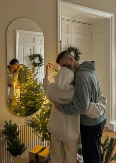 Christmas aesthetic love Pfp Relationship, Christmas Photos Ideas, Couple Christmas Photos, Love Pfp, Christmas Couple Photos, Italy Instagram, Couple Christmas, Couples Vibe