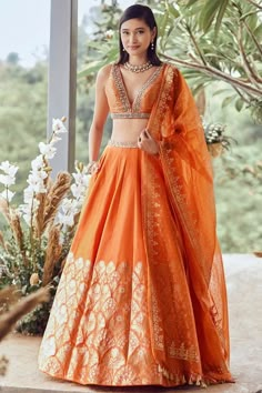 भारतीय दुल्हन संबंधी, Orang India, डिजाइनर कपड़े, Orange Lehenga, Indian Outfits Lehenga, Wedding Lehenga Designs, Indian Bride Outfits, Gaun Fashion, Traditional Indian Dress