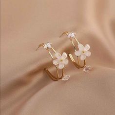 Beautiful New Flower Hoop Earrings ! Gold Tone With Flower Details Minimalist Necklace Silver, Fantasy Earrings, Preppy Jewelry, Pretty Jewelry Necklaces, Fancy Jewellery Designs, Jewelry Accessories Ideas, Elegante Casual, Fancy Jewellery, Jewelry Lookbook