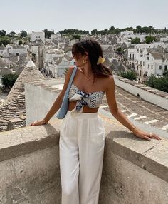 Dinner In Greece, Greece Summer Outfits, Santorini Outfit, Italy Summer Outfits, European Fashion Summer, Greece Italy, Greece Outfit, France Outfits, Greece Summer