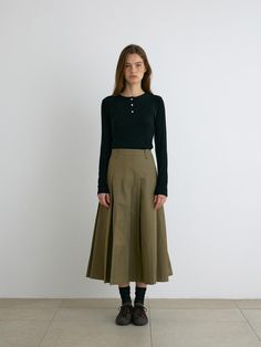 Composition : Cotton60% Poly30% Nylon6%Country of Origin : Republic of Korea High Waist Khaki Cotton Skirt, Cotton Knee-length Pleated Skirt, Chic Cotton A-line Pleated Skirt, Khaki Cotton Pleated Skirt, Khaki Cotton Utility Skirt, Chino Skirt, Pleats Skirt, The Originals, Clothes For Women