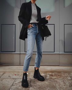 Black Chelsea Boots Outfit, Chelsea Boot Outfits Women, Chelsea Boot Outfit, Combat Boot Outfits, Casual Chique Stijl, Chelsea Boots Outfit, Winter Mode Outfits, Mode Rock, Black Boots Outfit