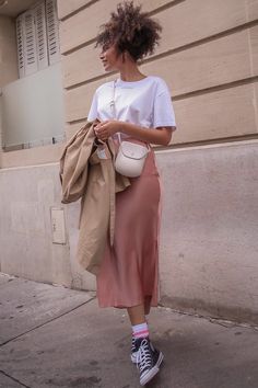 Syana Laniyan - saia midi - saia midi - verão - street style Slip Skirt Outfit, Pink Silk Skirt, Pink Skirt Outfits, Silk Skirt Outfit, Skirts With Sneakers, Estilo Real, Work Skirts, Looks Black, Slip Skirt