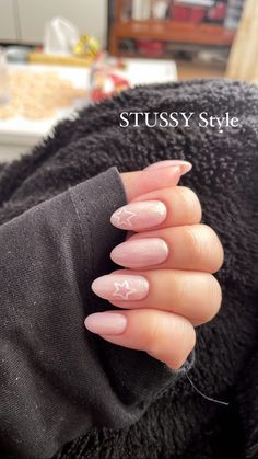 Almond Star Nails Designs, Star Outline Nails, Star Pink Nails, Pink Star Nails Acrylic, Pink Nails Stars, Plain Cute Nails, Star Nails French Tip, Pink Stars Nails, Star Nails Almond