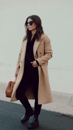 Tan Peacoat Outfit, Peacoat Outfits, Peacoat Womens Outfit, Outfit Black Jeans, Winter Outfit Black, Peacoat Outfit, Trench Coat Fall, Winter Travel Outfit