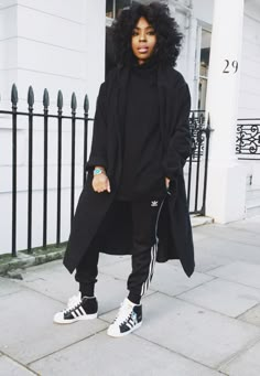 Urban Minimalist Fashion, Looks Adidas, Minimalist Moda, Look Grunge, Look Adidas, Rock Outfit, Black And White Sneakers, Outfits Black, Black Everything