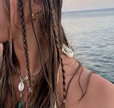 sirencore / mermaidcore Beachy Hairstyles, Stockholm Aesthetic, Surfergirl Style, Island Hair, Sommer Strand Outfit, Drømme Liv, Ocean Girl, Summer Stuff, College Aesthetic