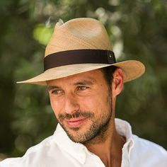 HECTOR from the Austral Panama Collection provides an elegant and sophisticated touch to any look. Crafted from superior quality genuine Panama Straw and finished with an authentic leather band and gold pin, this classic 2.5 inch brimmed hat ensures you look your best. Fedoras Men, Panama Hat Outfit, Western Hats For Women, Mens Western Style, Hats Style, Mens Cowboy Hats, Trending Hats, Straw Panama Hat, Mens Hats Fashion