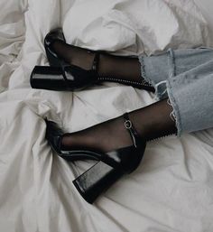 Mode Ulzzang, Dr Shoes, Ankle Strap Block Heel, Aesthetic Shoes, Mode Inspo, 가을 패션, Pretty Shoes, Dream Shoes, Mode Vintage