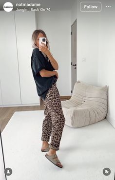 Mum Summer Outfits, Leopard Print Trousers For Fall, How To Style Leopard Print Jeans, Leopard Jeans Outfit 2024, Fall Leopard Print Trousers, Chic Leopard Print Trousers, Casual Wide-leg Leopard Print Pants, Leopard Print Jeans, Date Outfit Casual