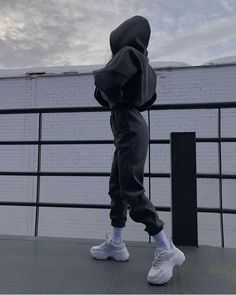 Black Gym Outfit, Hoodie Outfit Aesthetic, Black Hoodie Outfit, Face Pose, Aesthetic Hoodies, Big Hoodies, Cold Fashion, Sweat Women, Korean Accessories