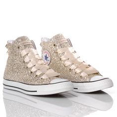 Converse All Star Full Champagne, the real queen of the party: it sparkles, it shines and it's colourful our full glitter is exactly what you need, fully covered in champagne glitter, sides, tongue and back: ALL. With these women's trainers everyone will envy your feet. The Converse All Star Full Champagne comes with cream satin laces in addition to its original white ones. For added comfort, we offer you our heel lift insole, which, in addition to comfort, gives you a few extra inches Converse Beige, Converse Glitter, Hi Top Sneakers, Real Queens, Sneakers Converse, Hi Top, Gorgeous Bags, Sneaker Wedge, Converse All Star