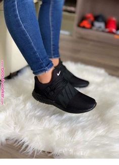 Black sneakers and jeans #nike #shoes #airmax #air #max #shoesnike #nikewooman #nikemen Skor Sneakers, Black Nike Shoes, Nike Air Shoes, Cute Sneakers, Fresh Shoes, Women Sneakers, Nike Shoes Women