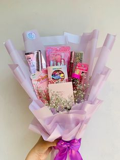 Buket Makeup, Gifting Business, Ideas Maquillaje, Diy Gifts, Roses, Birthday, Makeup, Flowers, Gifts