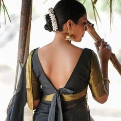 Black deep V cut back open blouse emphasized with a large bow and antique golden long sleeves Dress Design Indian, ब्लाउज बैक नेक डिजाइन, Sleeveless Blouse Designs, Designs Blouse, Backless Blouse Designs, Lehenga Blouse Designs, Blouse Back Neck Designs, Sari Blouse Designs