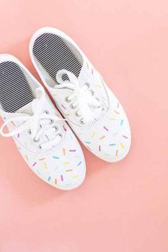 Cool Crafts for Teen Girls - Best DIY Projects for Teenage Girls - DIY Painted Ice Cream Sprinkle Shoes - http://diyprojectsforteens.com/cool-crafts-for-teen-girls/ White Canvas Shoes, Diy Sneakers, Diy Crafts For Girls, Painted Sneakers, Summer Fashion For Teens, Shoes Teen, Cool Diy Projects, Diy Shoes