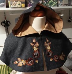 Halloweencore Fashion, Fantasy Shirt, Character Costumes Ideas, Elf Cape Pattern, D&d Clothing, Cloak Embroidery, Embroider Clothing, Ren Faire Cloak, Ren Faire Cape