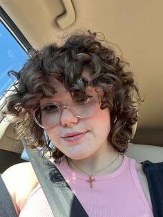 Round Face Short Wavy Hair, Short Curly Hair On Round Faces, Round Face Curly Haircut, Baby Bangs Curly Hair, Curly Hair White Girl, 3a Curly Hair, Fluffy Curly Hair, Loose Curls Hairstyles