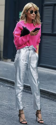 Silver Jeans Outfit, Silver Pants Outfit, Metallic Pants Outfit, Leather High Waisted Pants, Silver Trousers, Gitta Banko, Silver Outfits, Sparkle Outfit, Silver Pants