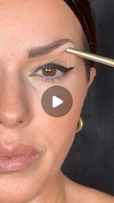 How To Hooded Eye Makeup, Makeup Ideas Wedding Guest Smokey Eye, Videos Of Makeup Tutorials, Big Liner Eye Makeup, Golden Smokey Eye Tutorial, Makeup Small Eyelids, How To Line Eyes, Heavy Eyelid Makeup, 40s Eye Makeup