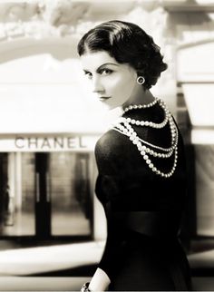 Coco Chanel at Place Vendome in Paris Stile Blair Waldorf, Wearing Pearls, Mademoiselle Chanel, Paris Mode, French Fashion Designers, Chanel Vintage, French Women