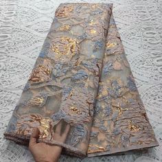 Il tessuto jacquard è uno splendido tessuto che presenta motivi decorati e colori intensi intrecciati insieme in modo intricato. A differenza di altri tipi di tessuto, il tessuto Jacquard è prodotto su un telaio specializzato, consentendo la creazione di disegni complessi. Questo tessuto è estremamente versatile e perfetto per un'ampia gamma di progetti, tra cui abbigliamento come giacche, abiti, pantaloni, camicie e accessori, decorazioni per la casa come tendaggi per tende e molti progetti di artigianato. La sua capacità di aggiungere un tocco elegante a qualsiasi progetto lo rende una scelta popolare sia tra i designer che tra gli hobbisti.
 Venduto con incrementi di 5 iarde: ogni borsa include 5 iarde.

 100% poliestere
 Larghezza: 51/52"
 Utilizzo: abbigliamento, costumi, applicazioni Nigerian Lace, African Lace, Organza Fabric, Brocade Fabric, Suede Fabric, Organic Fabrics, Tulle Lace, French Lace, Drapery Fabric