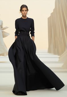 "ISAURE" 2 PIECES SET – Madame William M. Crepe Skirts, Looks Chic, Fashion Mode, Silk Crepe, Mode Inspiration, Audrey Hepburn, Couture Fashion, Look Fashion, Evening Wear