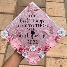 a pink graduation cap that says the best things come to those who don't give up