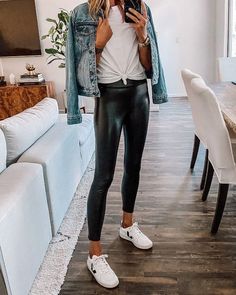 What To Wear With Leather Leggings, Shiny Leggings Outfit, Black Leather Leggings Outfit, Faux Leather Leggings Outfit, Outfits Leggins, Basket Veja, Leather Tights, Leggings Outfit Fall, Leggings Outfit Casual