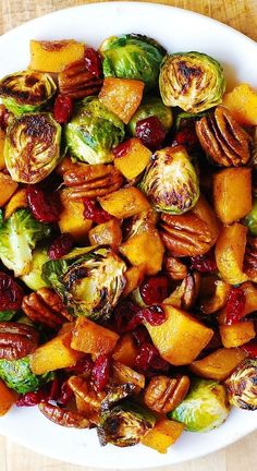 Roasted Butternut Squash and Brussels sprouts with Pecans and Cranberries on a white plate Cinnamon Butternut Squash, Appetizers Thanksgiving, Thanksgiving Salad, Thanksgiving Food Sides, Healthy Thanksgiving Recipes, Butternut Squash Salad, Resep Salad, Vegan Thanksgiving Recipes, Roasted Brussels Sprouts