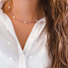 Doe het zelf pakket van een choker kralenketting in de kleur paars met een gouden touch en zoetwaterparels. Wil je ook graag deze ketting maken? Fris heeft een pakket samengesteld met alle benodigdheden om deze ketting te maken. Bezoek snel onze website in de link hieronder! Purple Pearl, Choker, Jewelry Inspo, Arm Band, Choker Necklace, Gold Necklace, Beaded Bracelets, Beads, Purple