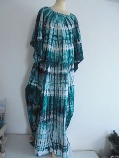 You will appreciate its lightness this summer or its comfort at home all year round. Large dress, easy to wear in hand-dyed batik-style cotton. Round neckline. Length 138142 cm width 142 cm chest circumference 170 cm Size 42 to 50 Bohemian Tie Dye Cotton Maxi Dress, Bohemian Cotton Tie-dye Maxi Dress, Green Batik Print Summer Maxi Dress, Green Batik Print Maxi Dress For Summer, Casual Cotton Maxi Dress With Batik Print, Hand Dyed Cotton Beach Dress, Flowy Tie-dye Maxi Dress With Batik Print, Casual Tie-dye Cotton Maxi Dress, Flowy Tie Dye Maxi Dress With Batik Print