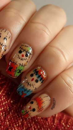 23 Must-Try Halloween Nails to Perfect Your Spooky Look Fall Patchwork Nails, Scarecrow Nail Art, Scarecrow Nails Designs, Scarecrows Nails, Scarecrow Nails, Zombie Nails, Candy Corn Nails, Halloween Nail Art Ideas, Splatter Nails