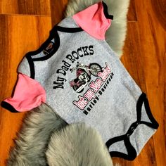 Harley-Davidson "My Dad Rocks But My Mom Rules" Gray/Pink Graphic Onesie. Absolutely Adorable 18 Month Triple Snap Bottom. New Without Tags. 100% Adorable. Pink Letter Print Onesie For Summer, Summer Pink Onesie With Letter Print, Pink Cotton Onesie With Graphic Print, Cute Pink Onesie With Letter Print, Pink Letter Print Tops For Playwear, Casual Pink Onesie For Playtime, Pink Cotton Onesie For Spring, Playful Pink Onesie With Letter Print, Pink Cotton Onesie With Letter Print