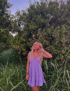 Sundress Pictures, Pretty Senior Pictures, Cute Friend Poses, Cute Photo Poses, Summer Picture Poses, Sundress Summer, Summer Photoshoot, Summer Sundress