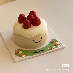 there is a cake with strawberries on it and the name meandle written in chinese