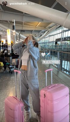 Aesthetic & Trendy Airport Outfits Inspo Airport Outfit Photos, Travel Outfit Plane Aesthetic, Airport Outfit Picture, Cute Outfits Airport, Airport Style Aesthetic, Fits For Airport, Travel Fit Aesthetic, Airplane Poses Instagram, Airport Inspo Outfits