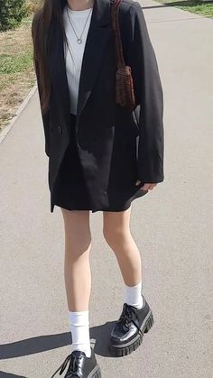 Blazer Korean Style, Preppy Chic Outfits, Black Skirt Outfits, Outfit Korean Style, Cute Skirt Outfits, Office Outfits Women, Stylish Work Outfits, Causual Outfits, Kpop Fashion Outfits