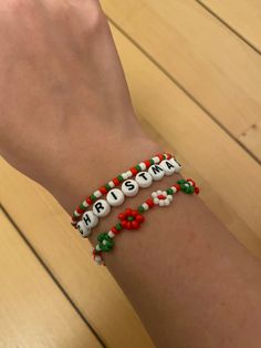 Christmas Beaded Bracelets For Kids, Christmas Beaded Necklace Ideas, Preppy Christmas Bracelets, Christmas Beaded Bracelet, Cute Christmas Bracelets, Beaded Christmas Bracelets, Christmas Seed Bead Bracelets, Clay Bead Bracelet Ideas Christmas, Christmas Necklace Diy