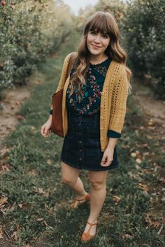 Selective Potential, Denim Skirt Outfits, Jeans Skirt, Fabulous Clothes, Apple Orchard, Hipster Fashion, Cardigan Tops, Outfit Details, Vintage Boho